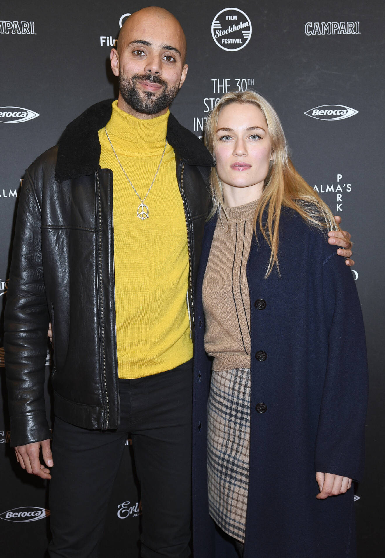 Skådespelarparet Alexander Salzberger och Disa Östrand håller om varandra vid invigning av Stockholms filmfestival.