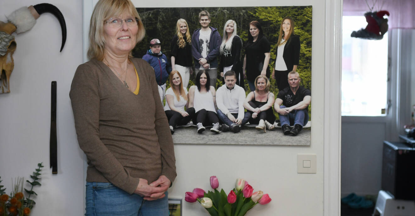 Tolvbarnsmamman Birgitta Eriksson från Tidaholm står framför ett foto på sina tolv barn.