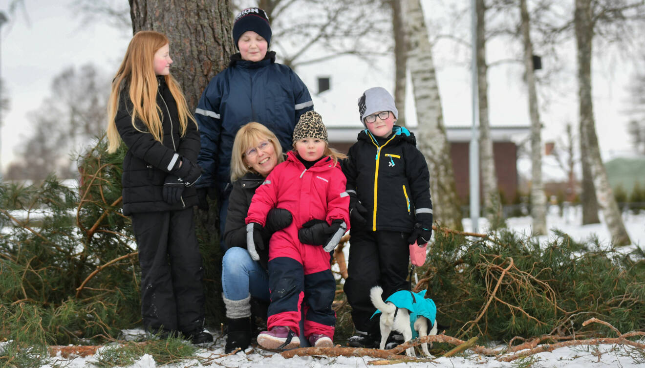 Tolvbarnsmamman Birgitta Eriksson från Tidaholm med fyra av sina 20 barnbarn: Nelly, Tim, Meja och Leo.