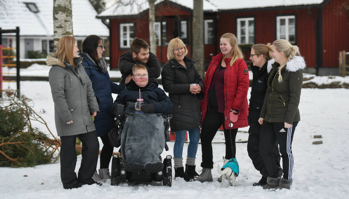 Tolvbarnsmamman Birgitta med sju av sina tolv barn. Jim (i rullstol) föddes med Duchennes muskeldystrofi.
