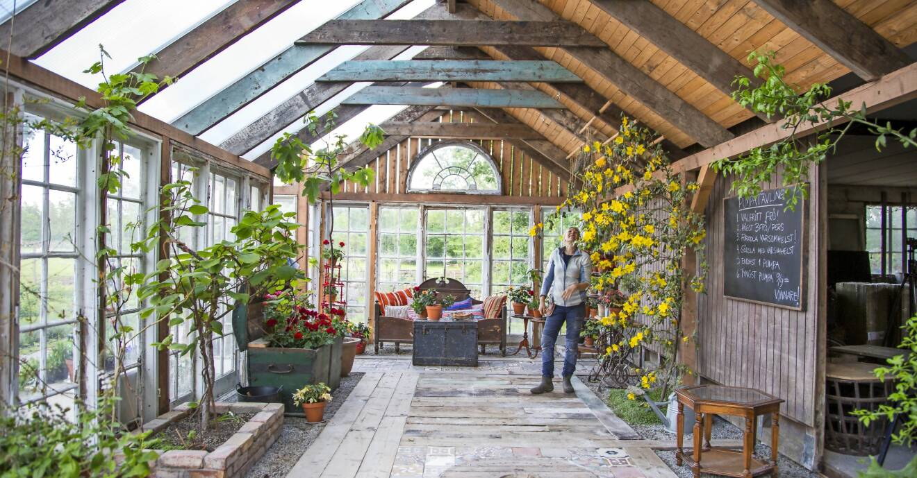 Trädgårdstiders redaktör Eva Robild i det vackra orangeriet i säsong 2021.