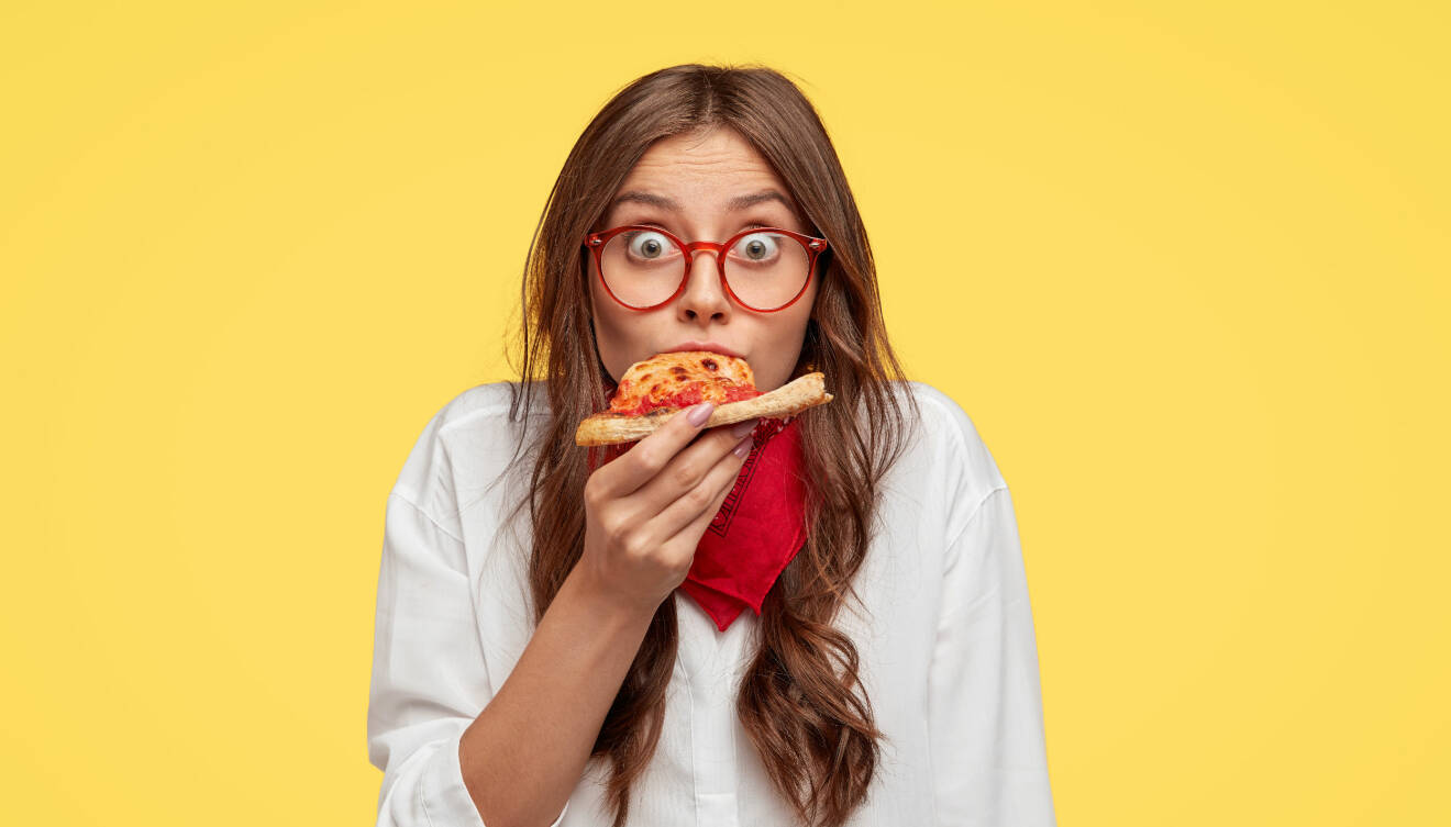 Kvinna äter pizza