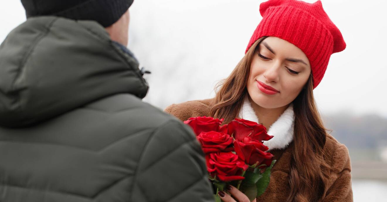 Kvinna får rosor av man. Illustrerar att en narcissist ofta överöser med blommor och andra kärlekshandlingar för att manipulera.