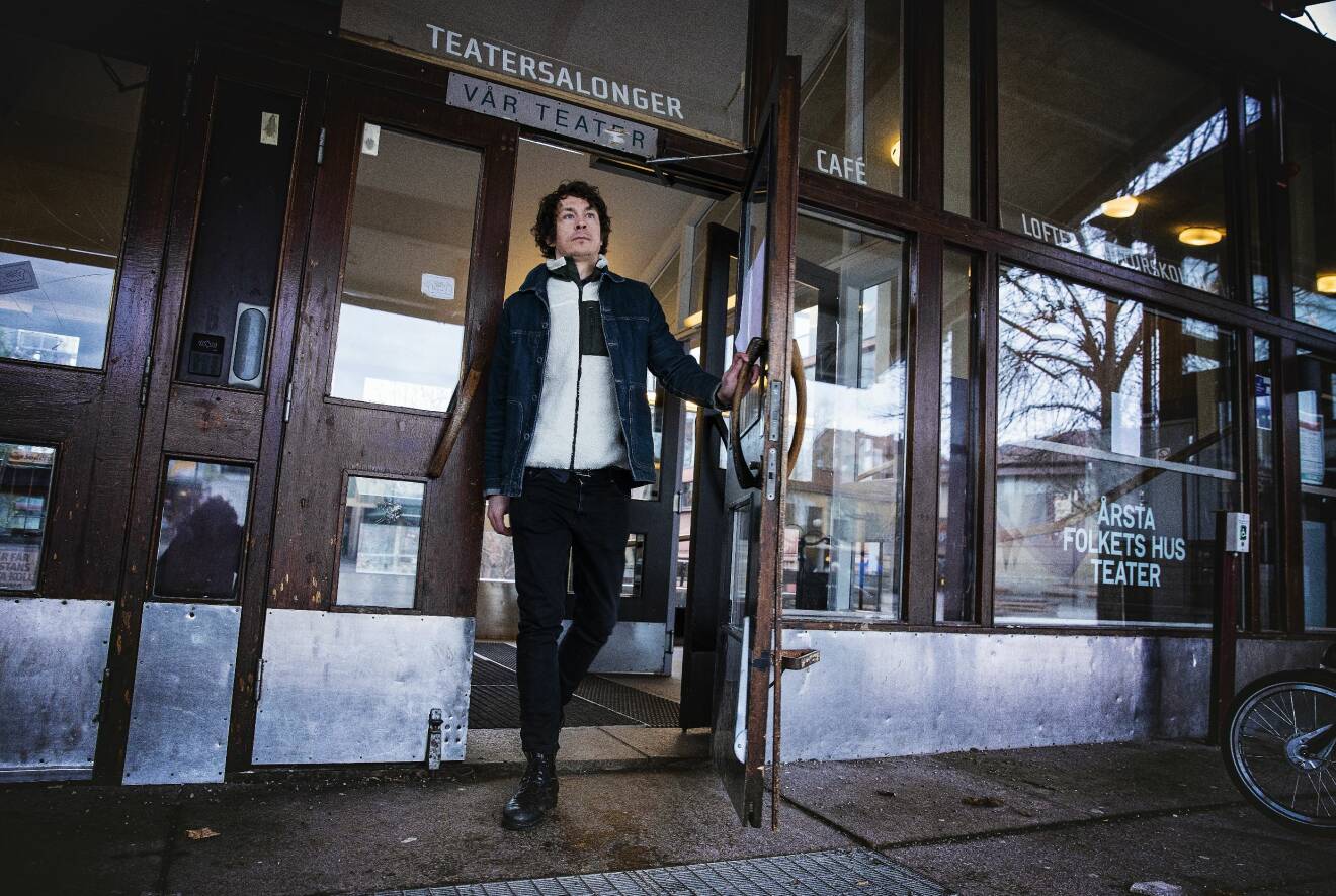 Oscar Töringe fotograferad vid ingången till Årsta Folkets hus.