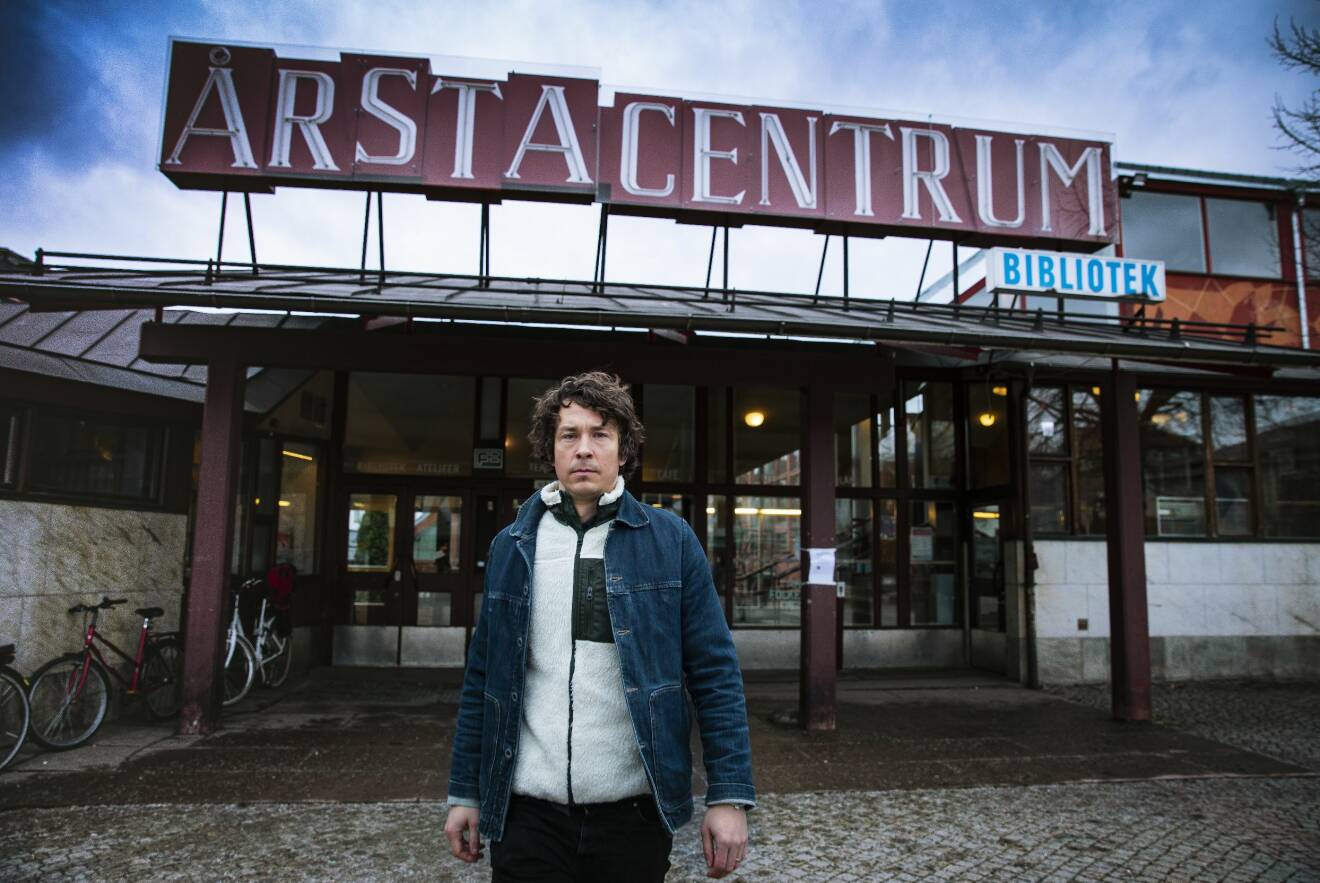 Skådespelaren Oscar Töringe som just nu gör succé i Tunna blå linjen, fotograferad i Årsta centrum där han bor.