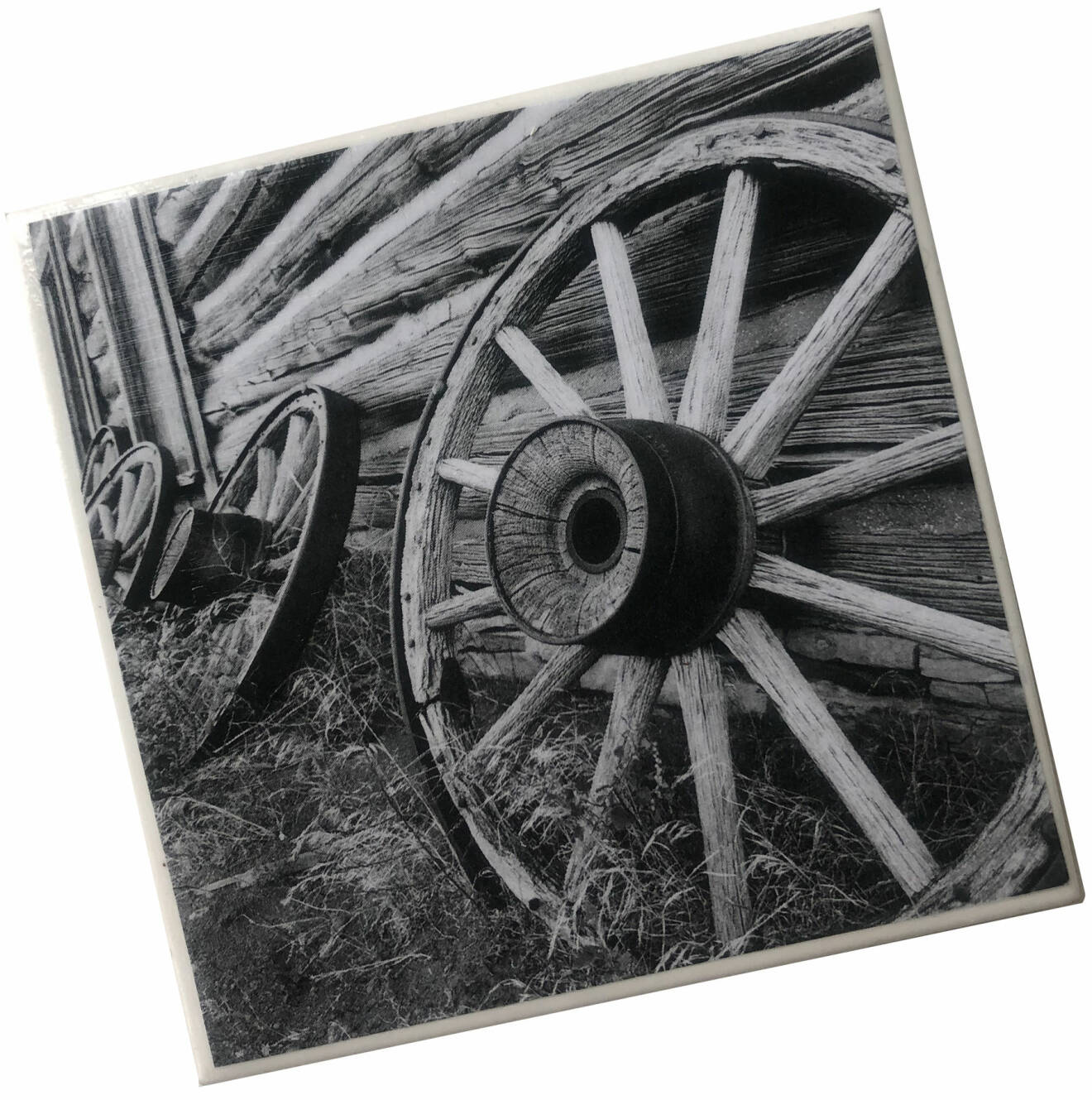 Coaster i keramik med gamla vagnshjul på, svarvit bild