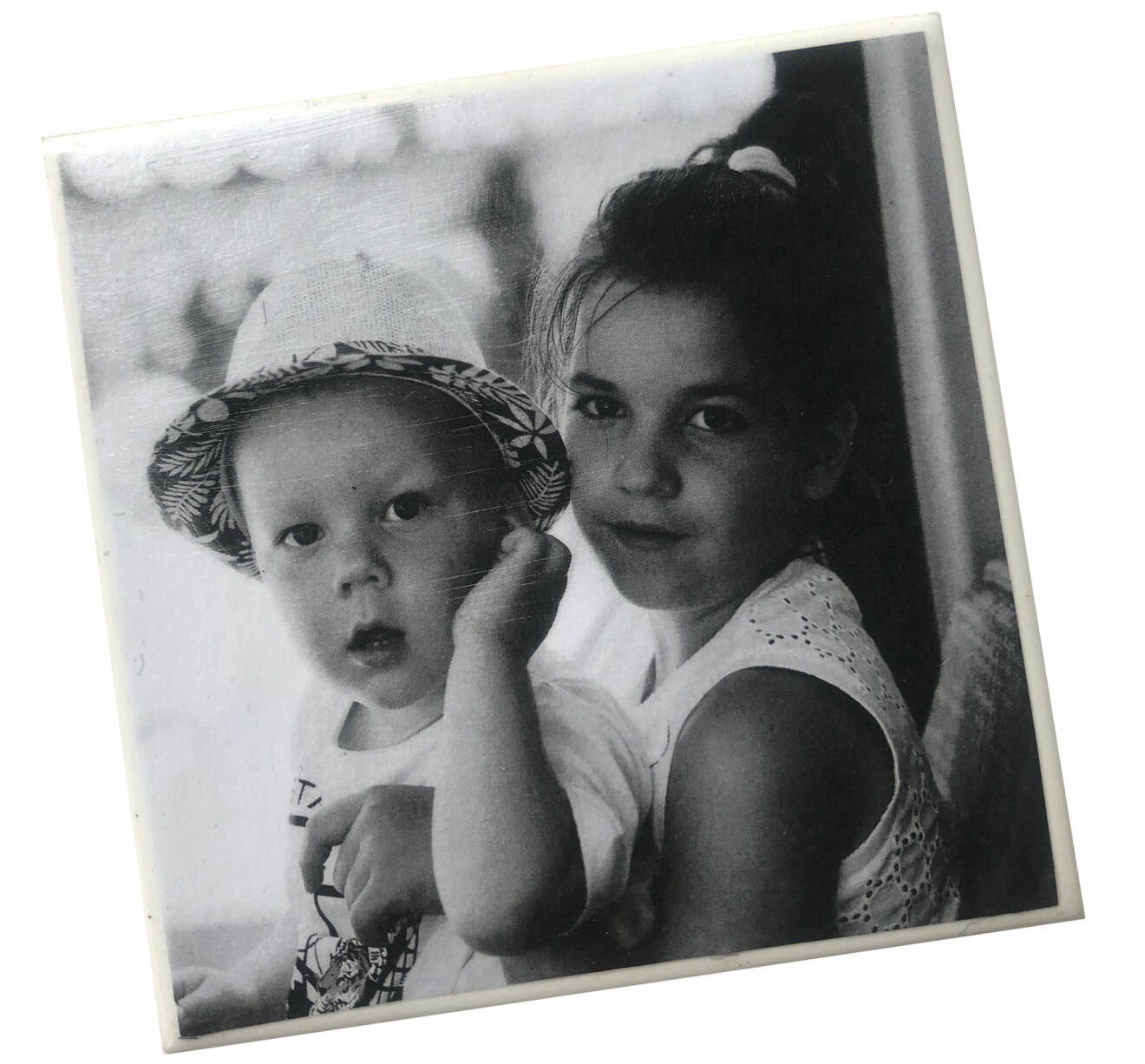 Coaster i keramik med bild av två barn, svartvit bild