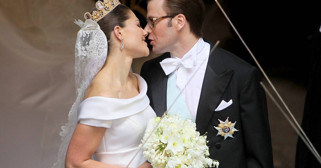 Victoria och Daniel kysser varandra på bröllopet