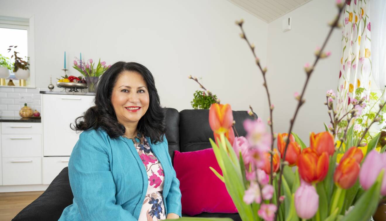 Laleh Maghonaki sitter hemma i sin soffa och berättar om hur det var när hon gick med på att bli så kallad postorderbrud och gifta sig med en okänd man för att komma ifrån Iran och börja ett nytt liv i Sverige