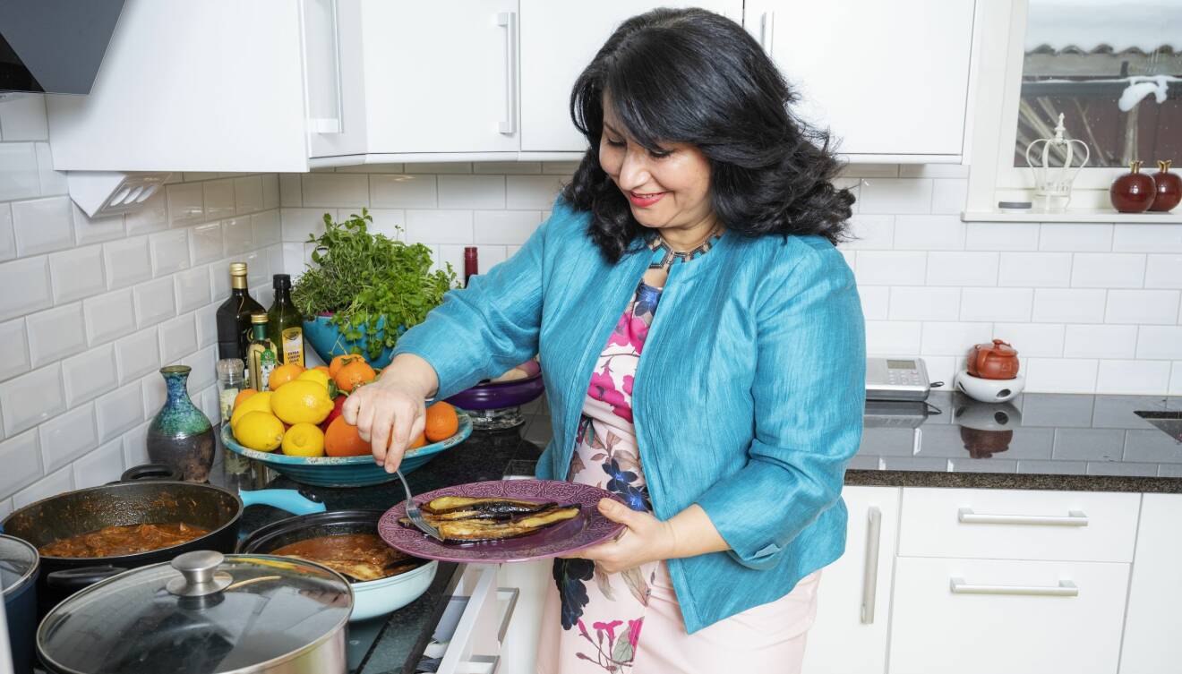 Laleh lagar auberginegryta hemma i sitt kök och berättar om sitt matlagningsintresse och att hon 2011 var med i tv-programmet Sveriges mästerkock.