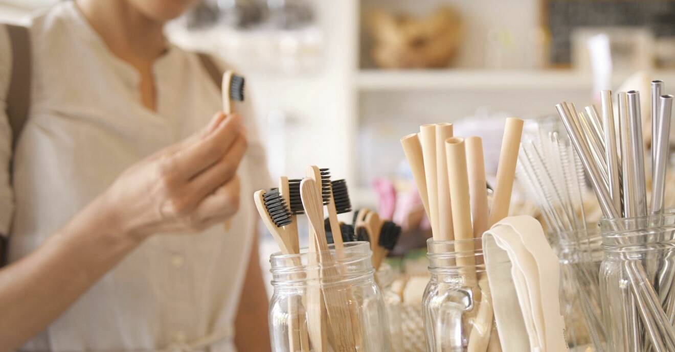 Tandborstar i trä eller bambu är ett mer miljövänligt alternativ än tandborstar av plast.
