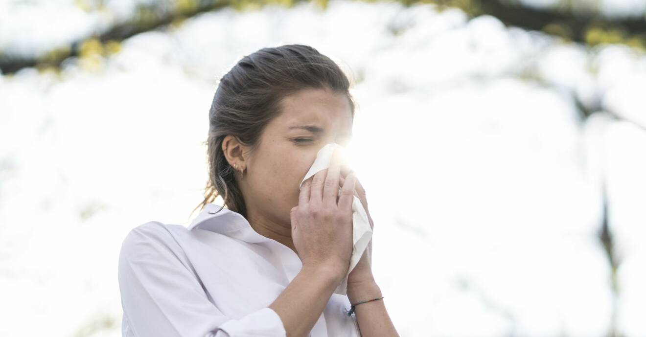 Kvinna allergisk mot pollen riskerar att drabbas av covid-19