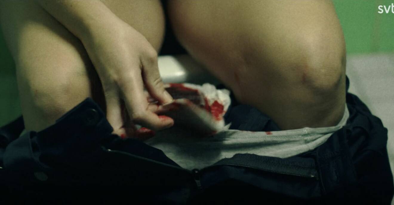 En scen från tv-serien Tunna blå linjen där vi får se en blodig binda.