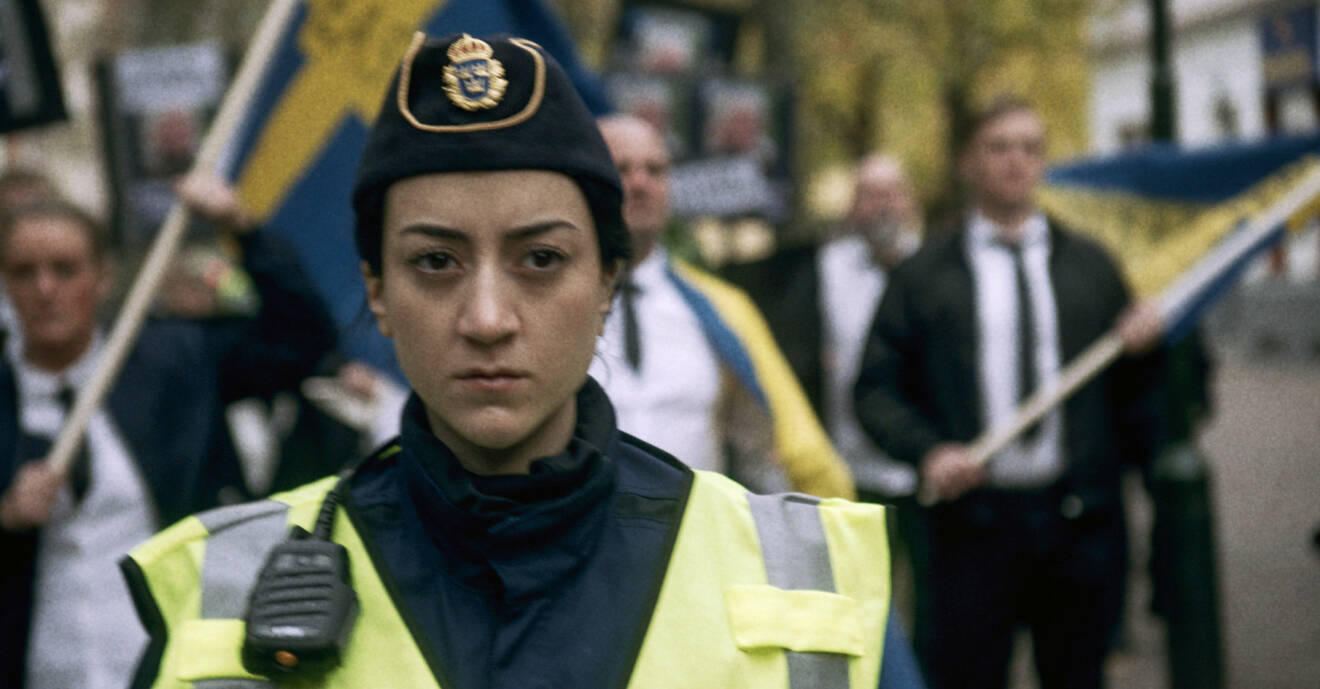 Polisen Leah, spelad av Gizem Erdogan, i en scen i tv-serien Tunna blå linjen.