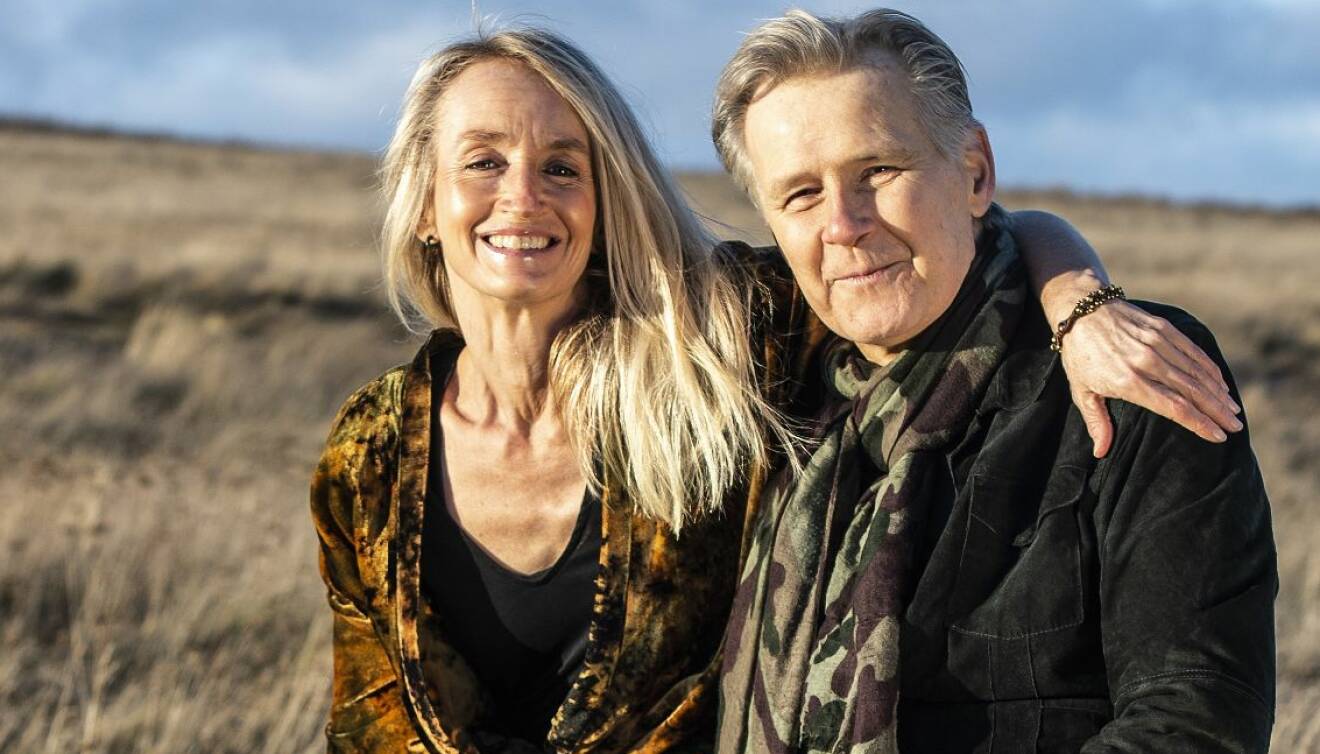 Hälsocoachen och författaren Cajsa Tengblad ler och håller om Arne Johansson, musiker och originalmedlem jämte Uno Svenningsson i bandet Freda, och tillsammans berättar de om hur de blev kära i varandra och hur livet är idag.