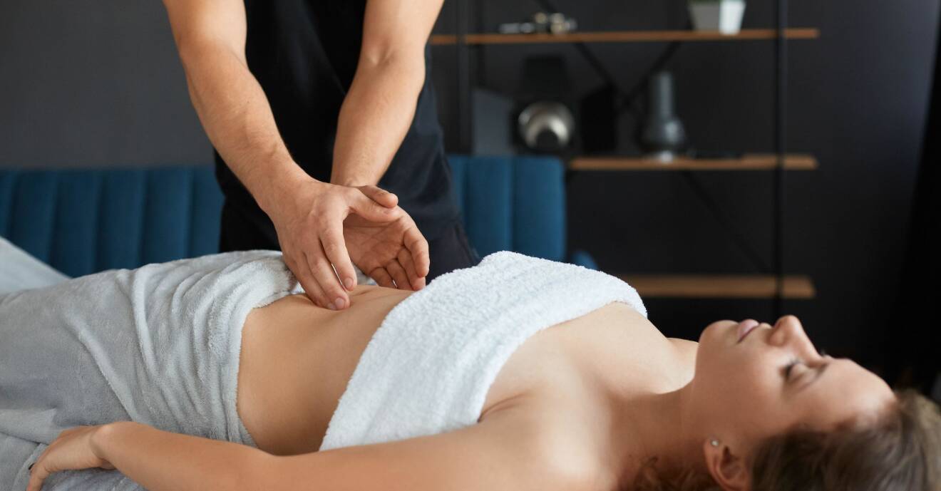 En kvinna som får massage
