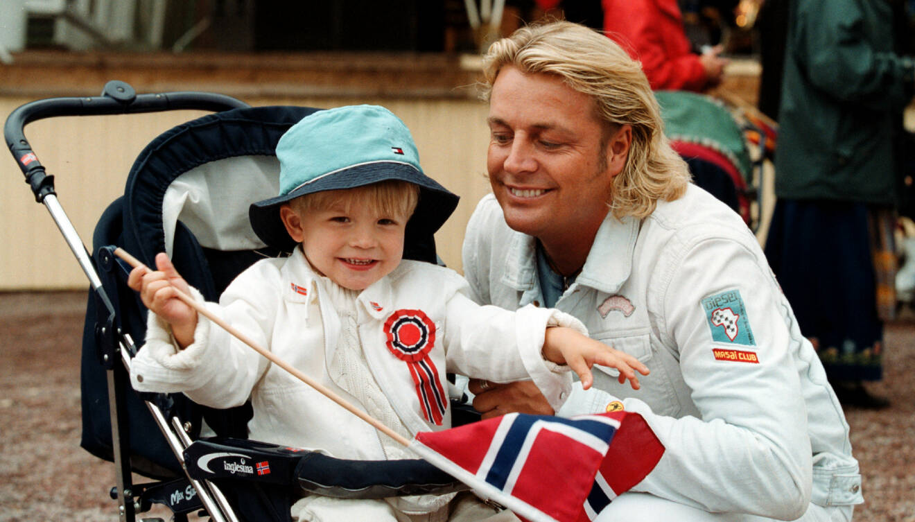 Runar Sögaard tillsammans med sonen Amadeus Sögaard firar Norges nationaldag på Skansen 2001.