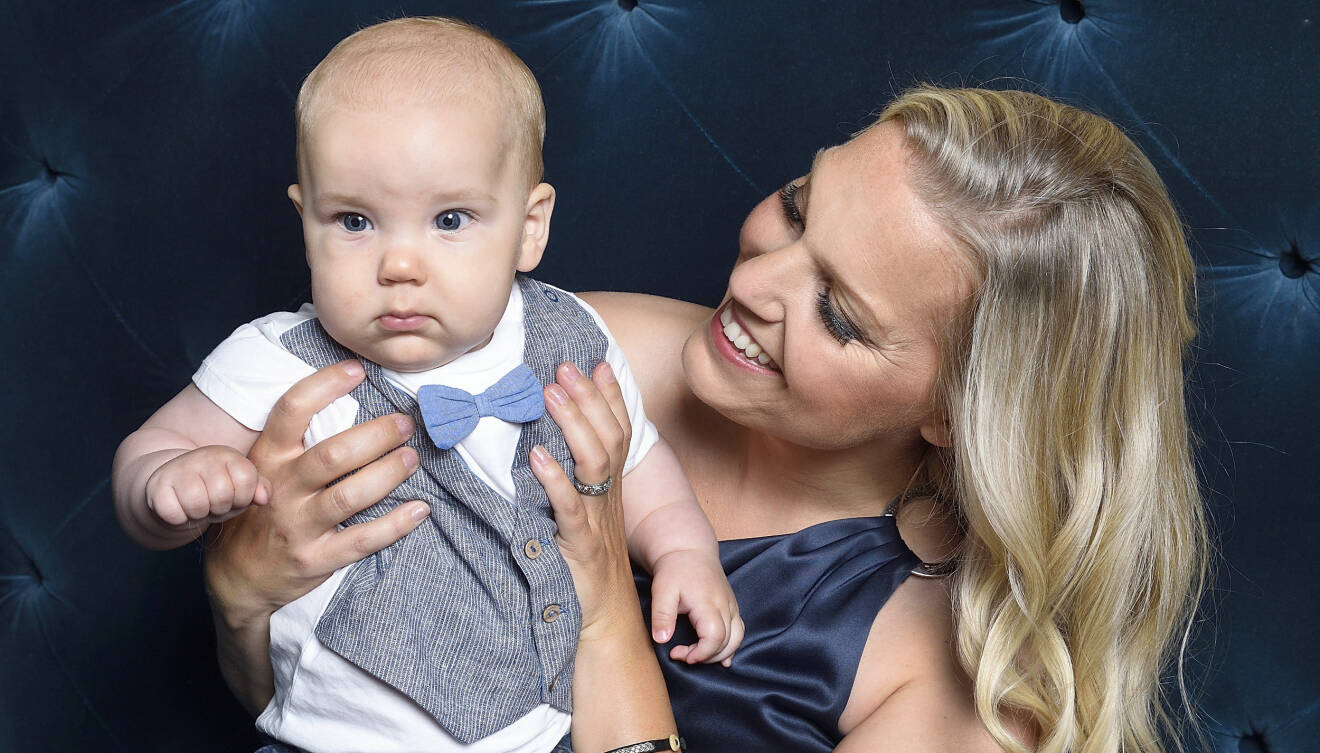 Carina Bergfeldt med sonen Hamilton på Kristallen 2020. Hamilton föddes den 14 februari 2020.