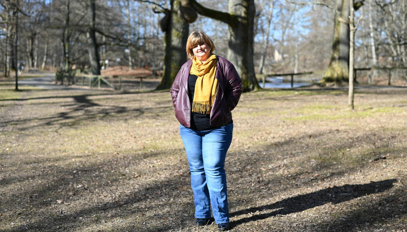 Yvette Lissman som är långtidssjuk i covid-19 fotograferad ute i en park i Alingsås.