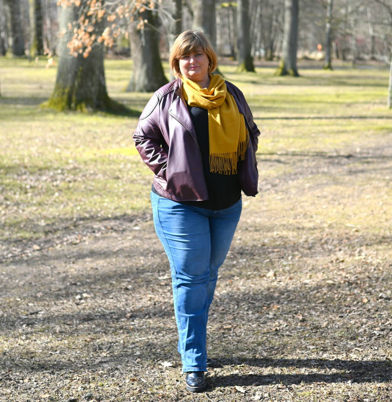 Yvette Lissman, som drabbats av långtidscovid, fotograferad ute i en park i Alingsås.