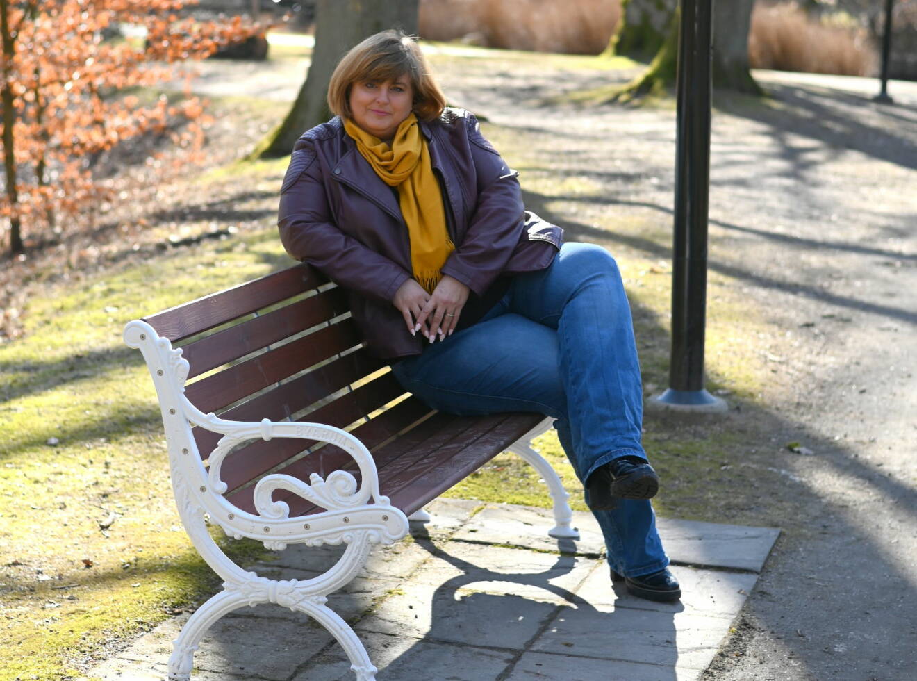 Yvette Lissman, som drabbats av långtidscovid, sitter på en parkbänk i Alingsås.