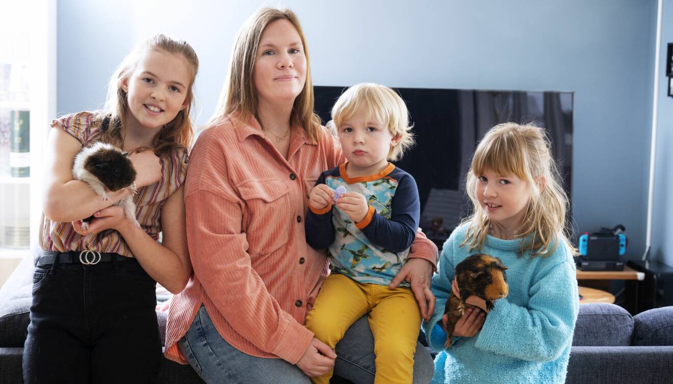 Anna är omgiven av barnen Freja, Oskar och Vera och berättar om hur tacksam hon är över sin familj.