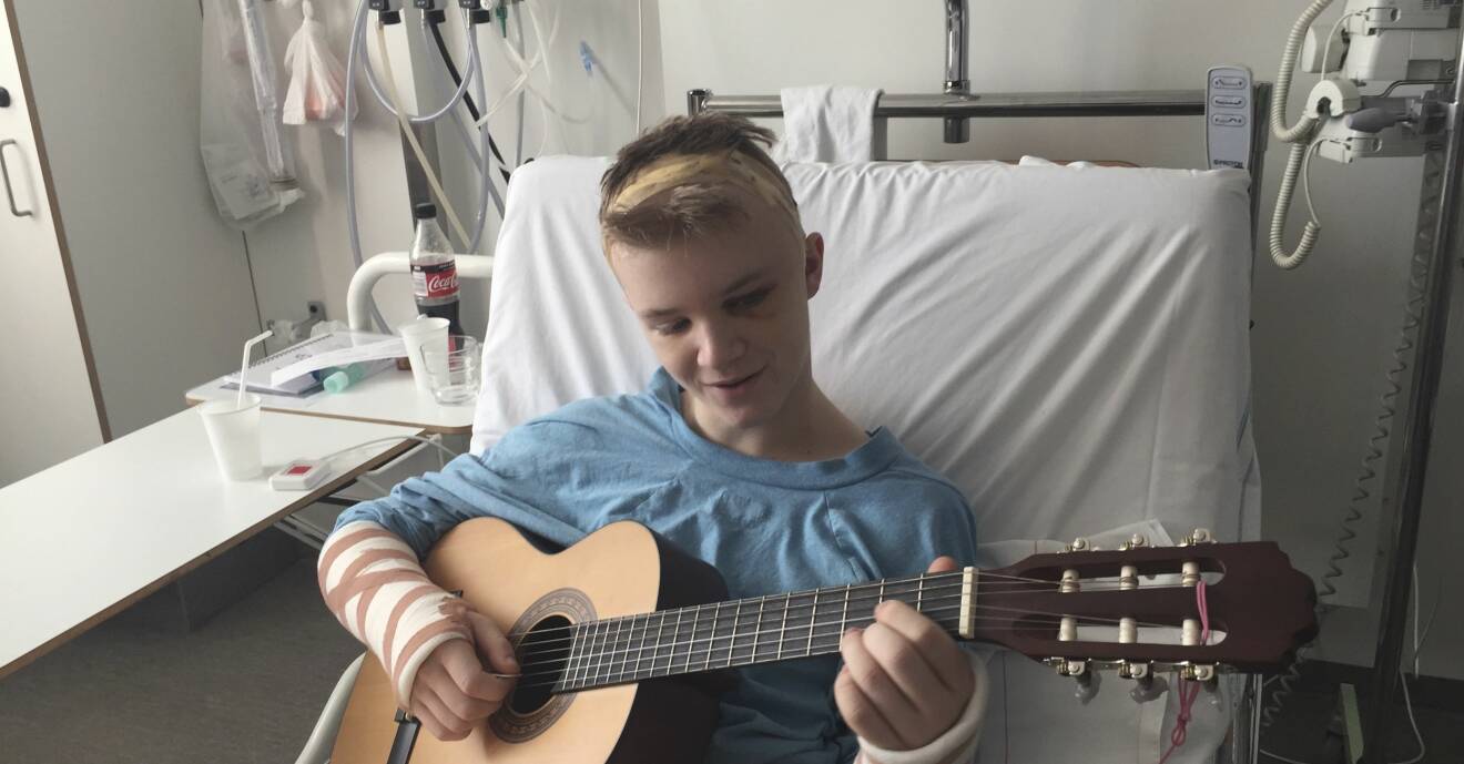 Oliver spelade gitarr i sjukhussängen med brutna underarmar.