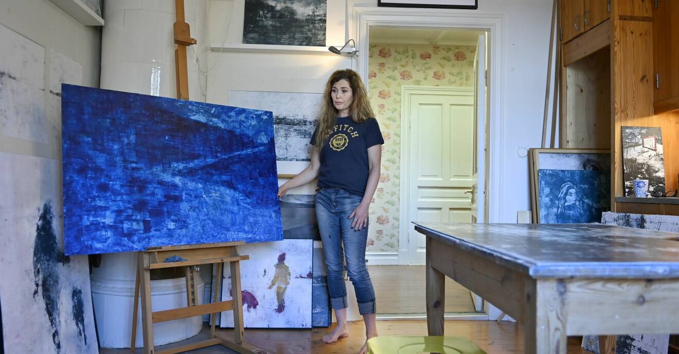 Maria inspireras av den blå timmen i sin konst. Hennes ateljé inryms i ett av rummen i sekelskifteshuset med kakelugnar.
