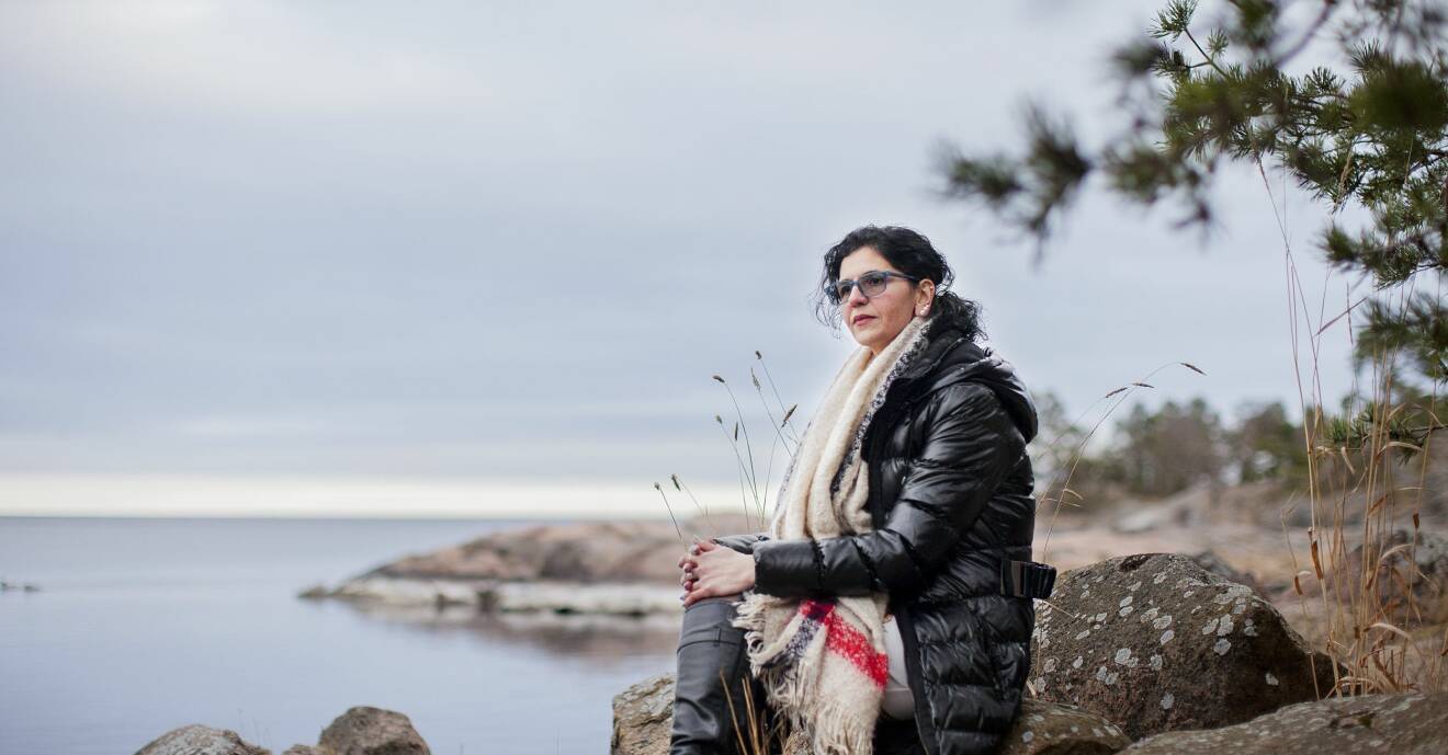 Miranda sitter på en sten vid havet och berättar om när hon bestämde sig för att lämna sin kontrollerande make.