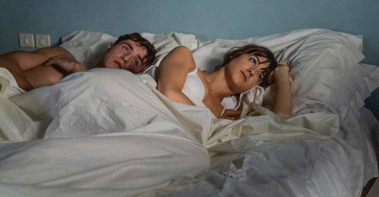 Marianne och Connell från Normala människor i sängen