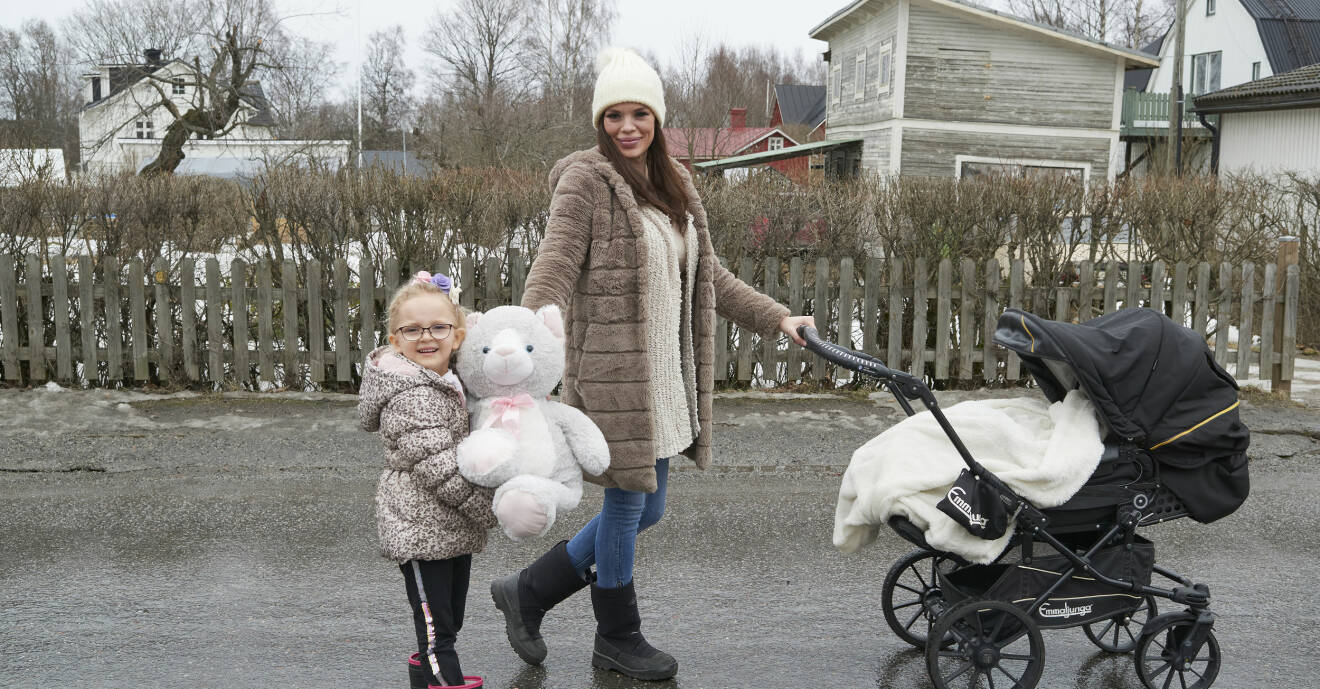 Mamma Sandra Öhman och storasyster Melaine är ute och kör Melwin, som mår bra igen, i barnvagnen.
