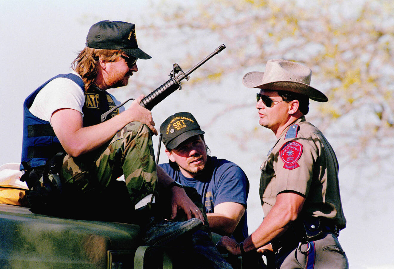 Agenter och polis under belägningen i Waco.