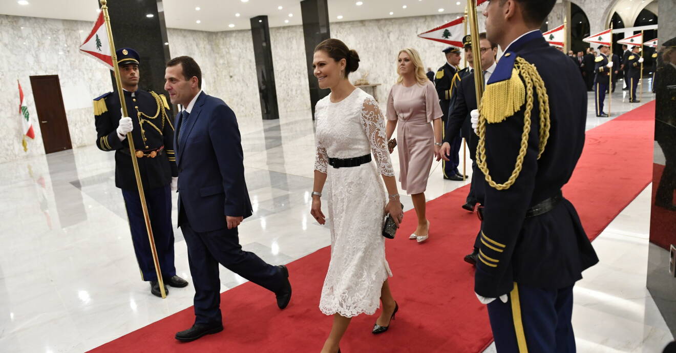 Kronprinsessan Victoria på väg till ett möte med Libanons president 2018 i presidentpalatset i Beirut.
