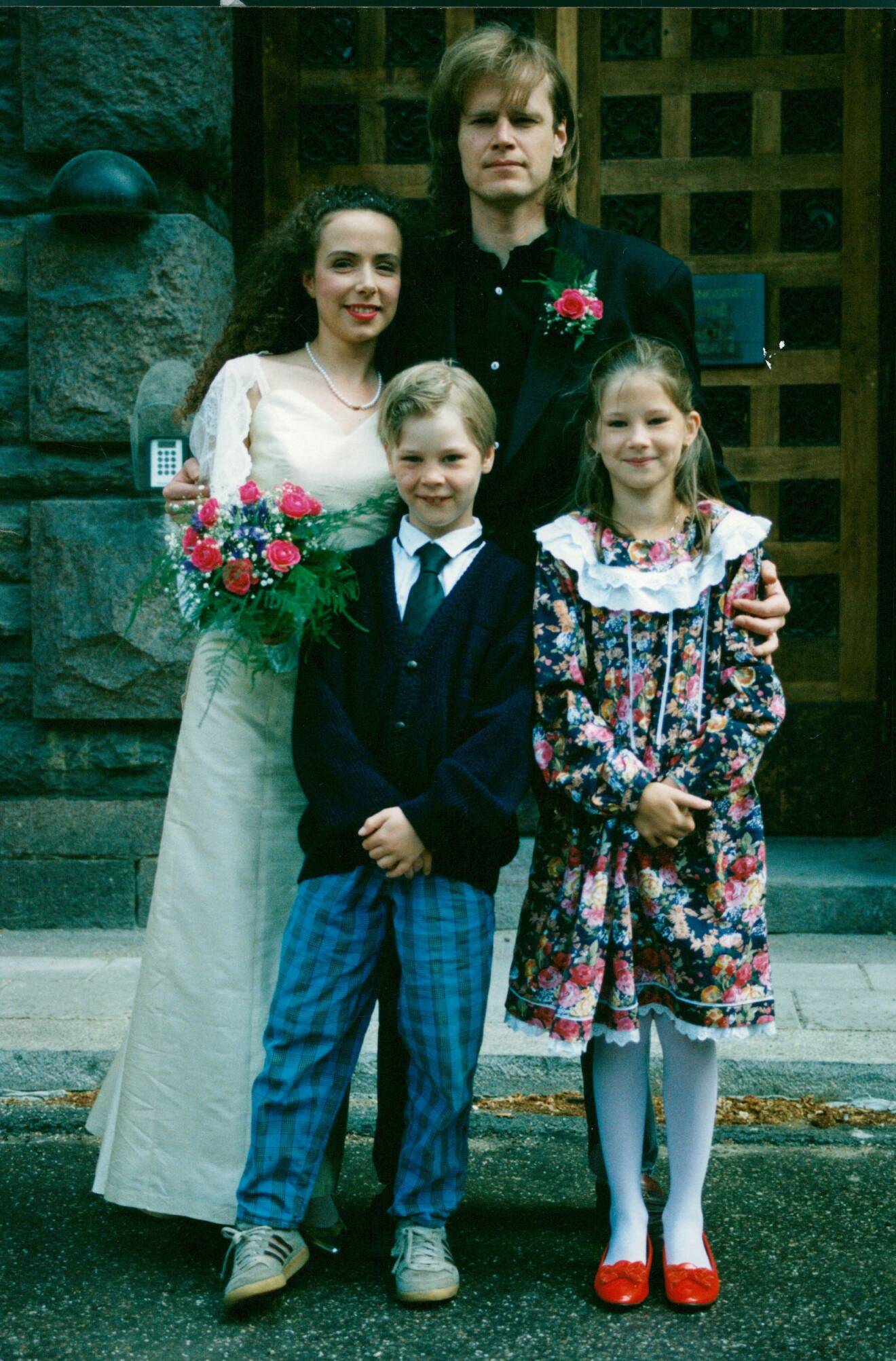Ted Gärdestad med Alexandra Lindholm och barnen på sin bröllopsdag.