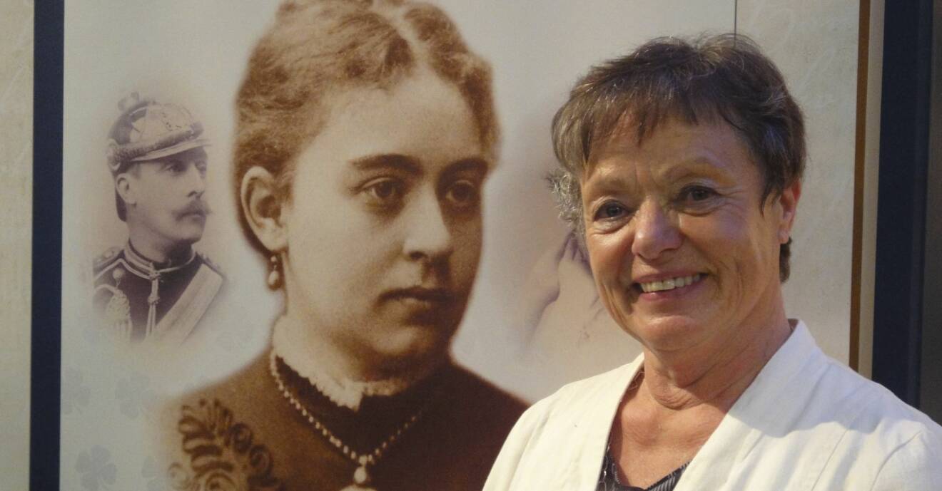 Kathinka Lindhe står bredvid en bild av sin farmors mor Lycka Sparre som blev lämnad av Sixten Sparre när han rymde med Elvira Madigan.