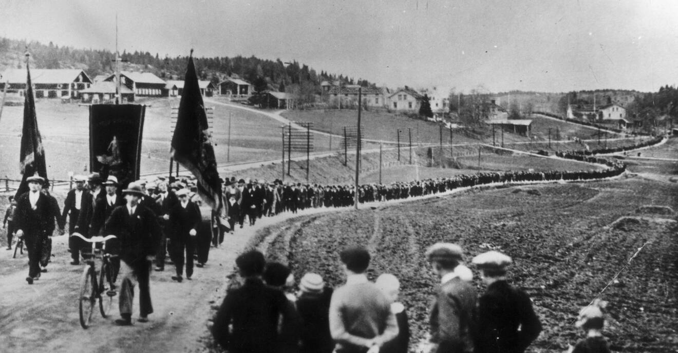 Bild från demonstrationståget från Frånö Folkets hus till Lunde1931, som militären öppnade eld mot.