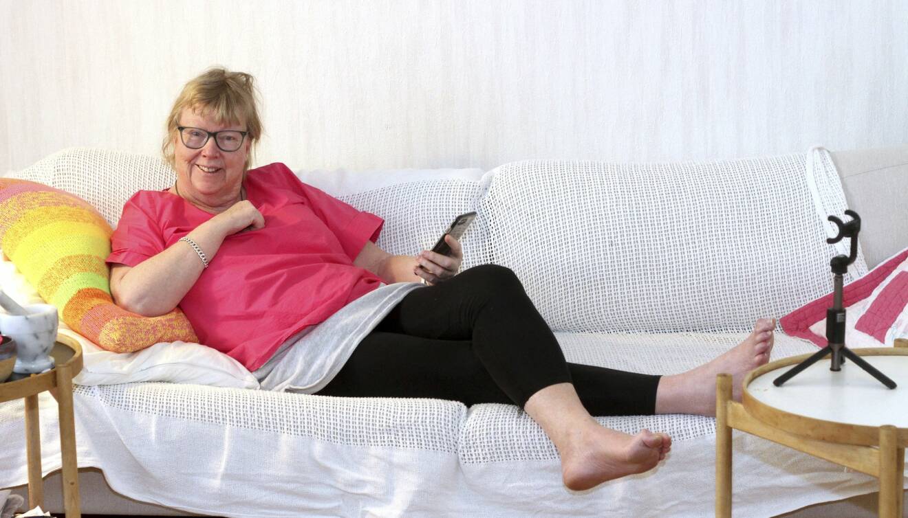 Kortedala-Britta som har 19000 följare på Instagram hemma i soffan i Göteborg.