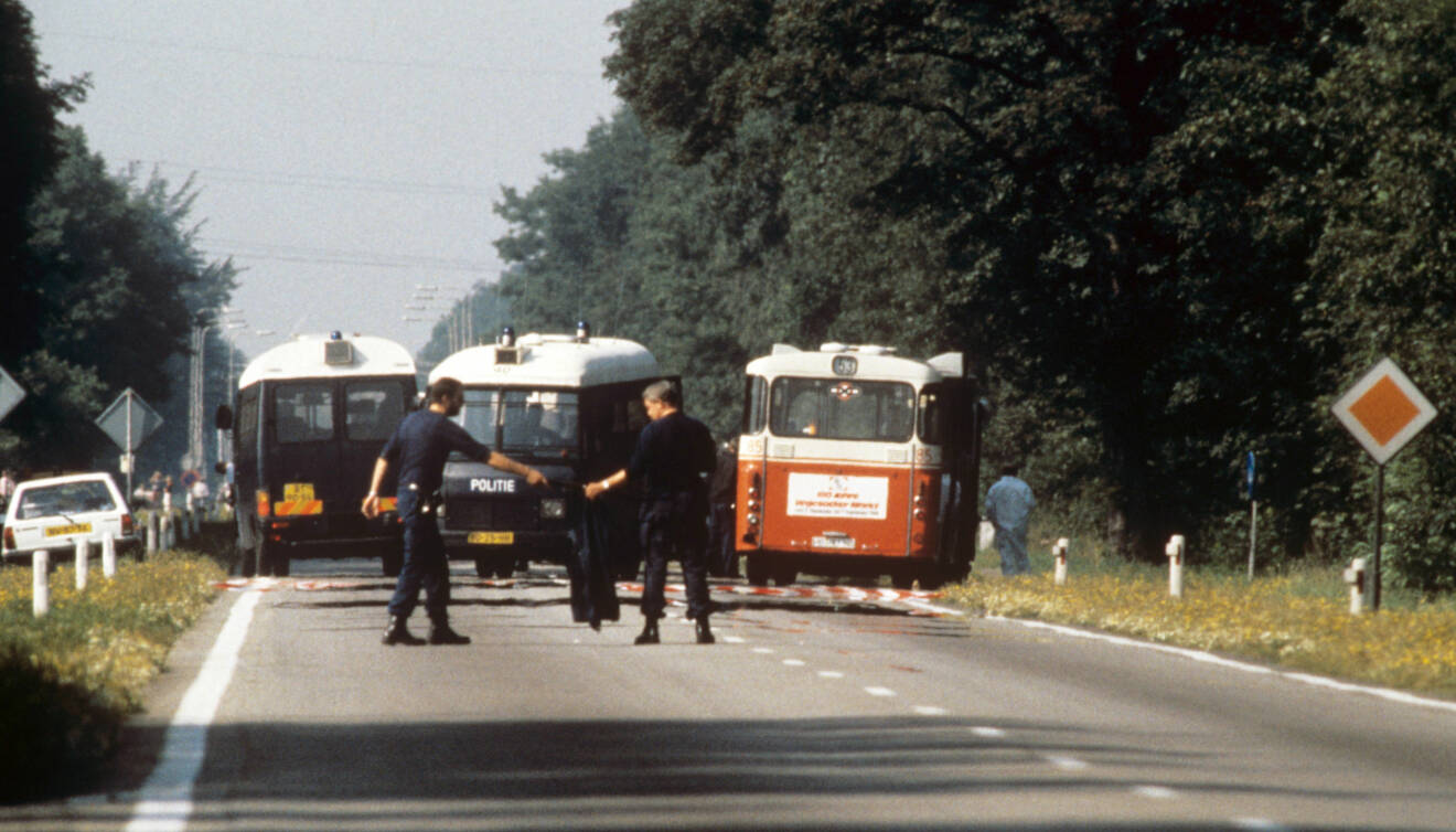 Rånarna förmåddes överge bussen mot en flyktbil i Nederländerna