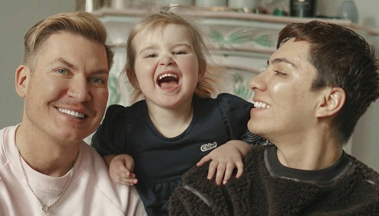 Homosexuella paret Johan Larsson och John Valencia ville bli föräldrar tillsammans och valde att ansöka om att bli familjehem och nu är de pappor till lilla Miriam.
