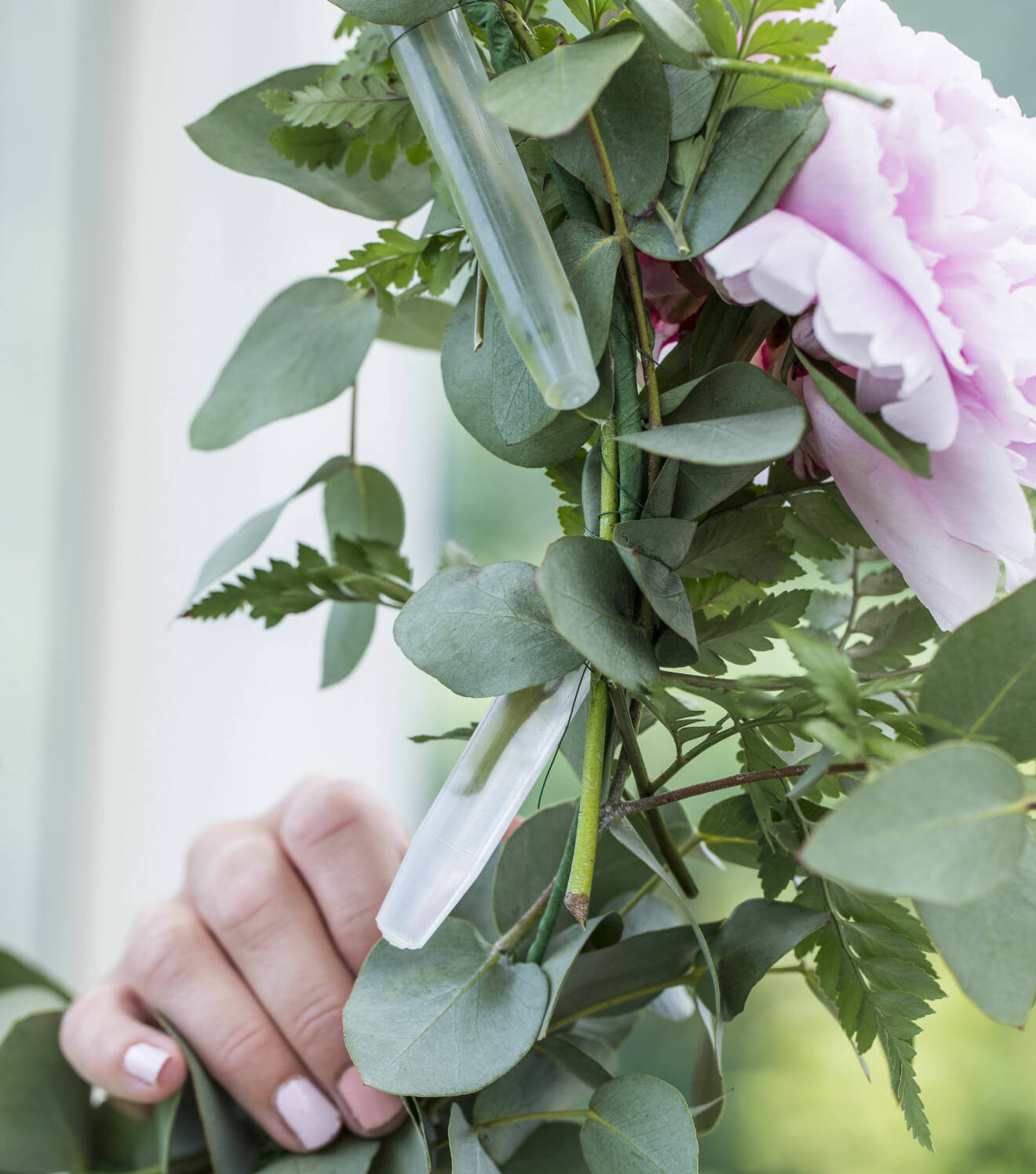 Stick ner blommor i provrör och häng fast i din blomsterkrans.