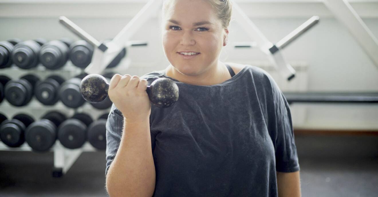 Ung kvinna tränar på ett gym