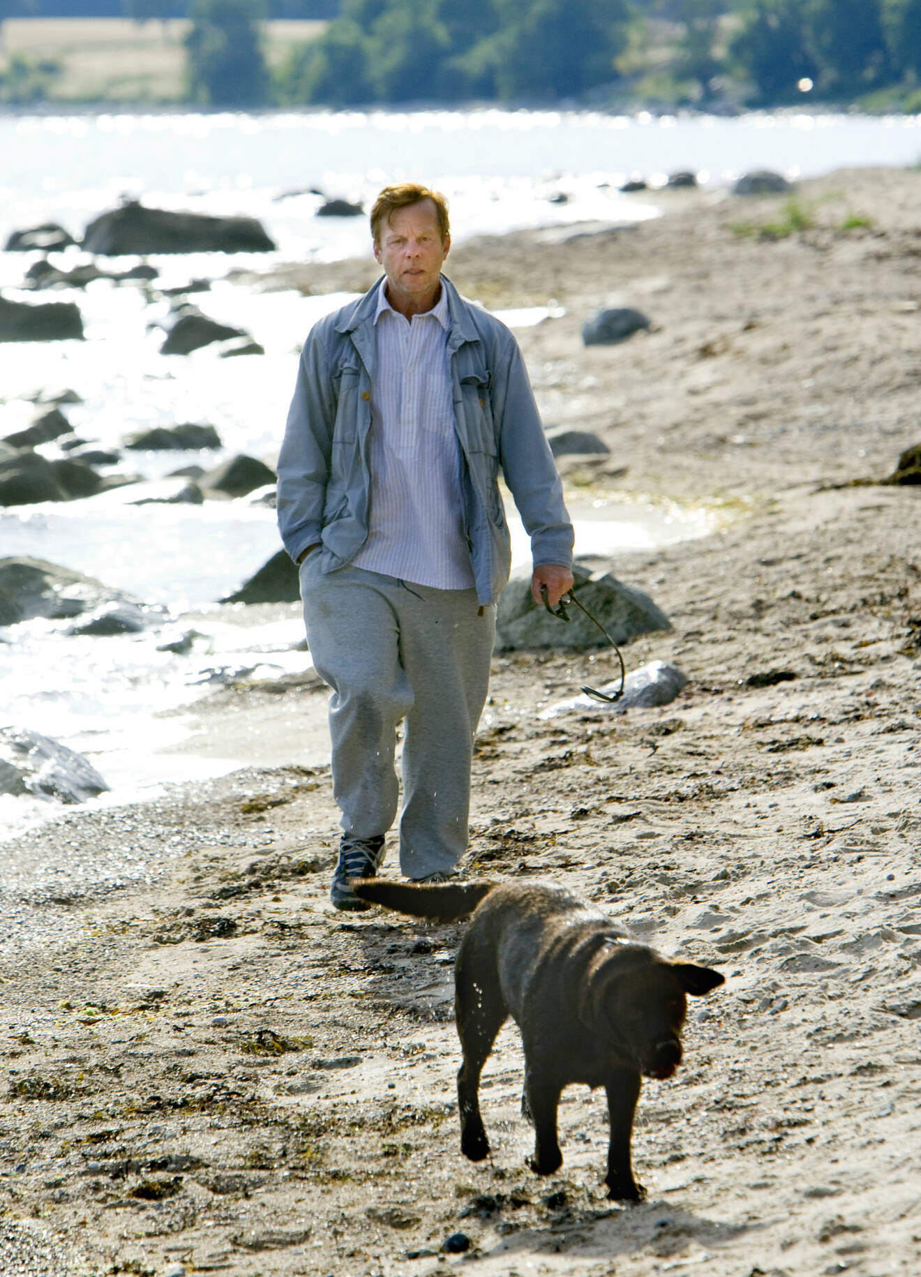 Krister Henriksson som Kurt Wallander på stranden i Svarte