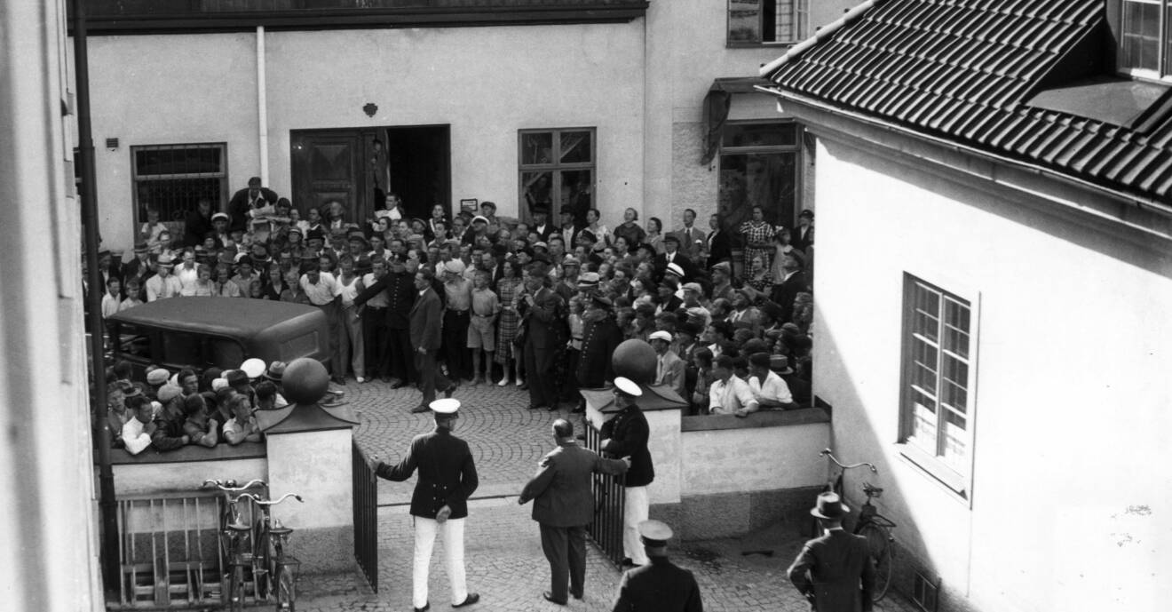 Salaligan förs till polishuset 1936