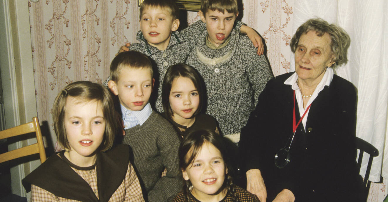 Skådespelarna i Alla vi barn i Bullerbyn tillsammans med Astrid Lindgren.
