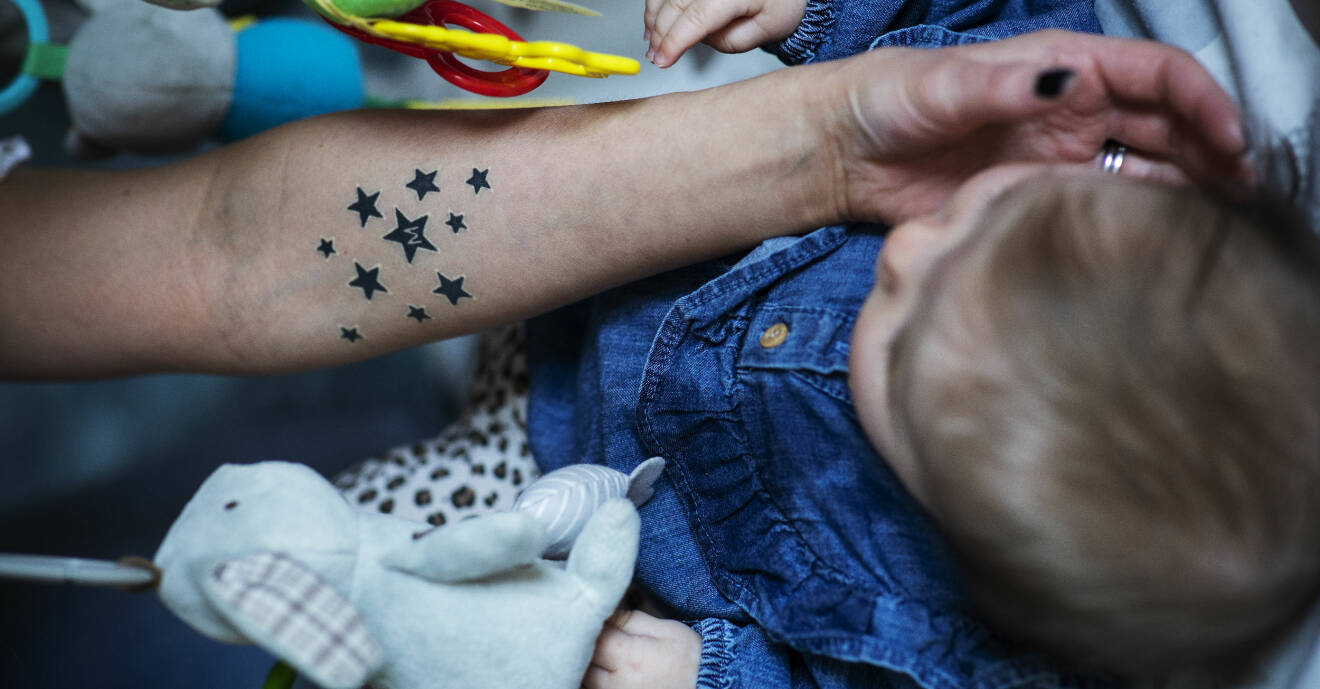 Malin Lundberg Emilsson har en stjärntatuering för varje barn hon burit i sin mage. Här tillsammans med sin dotter Maj.