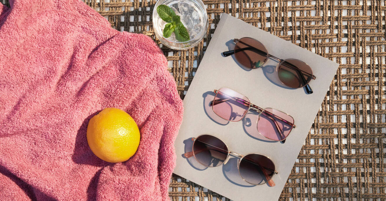 Solglasögon och en handduk i solen.