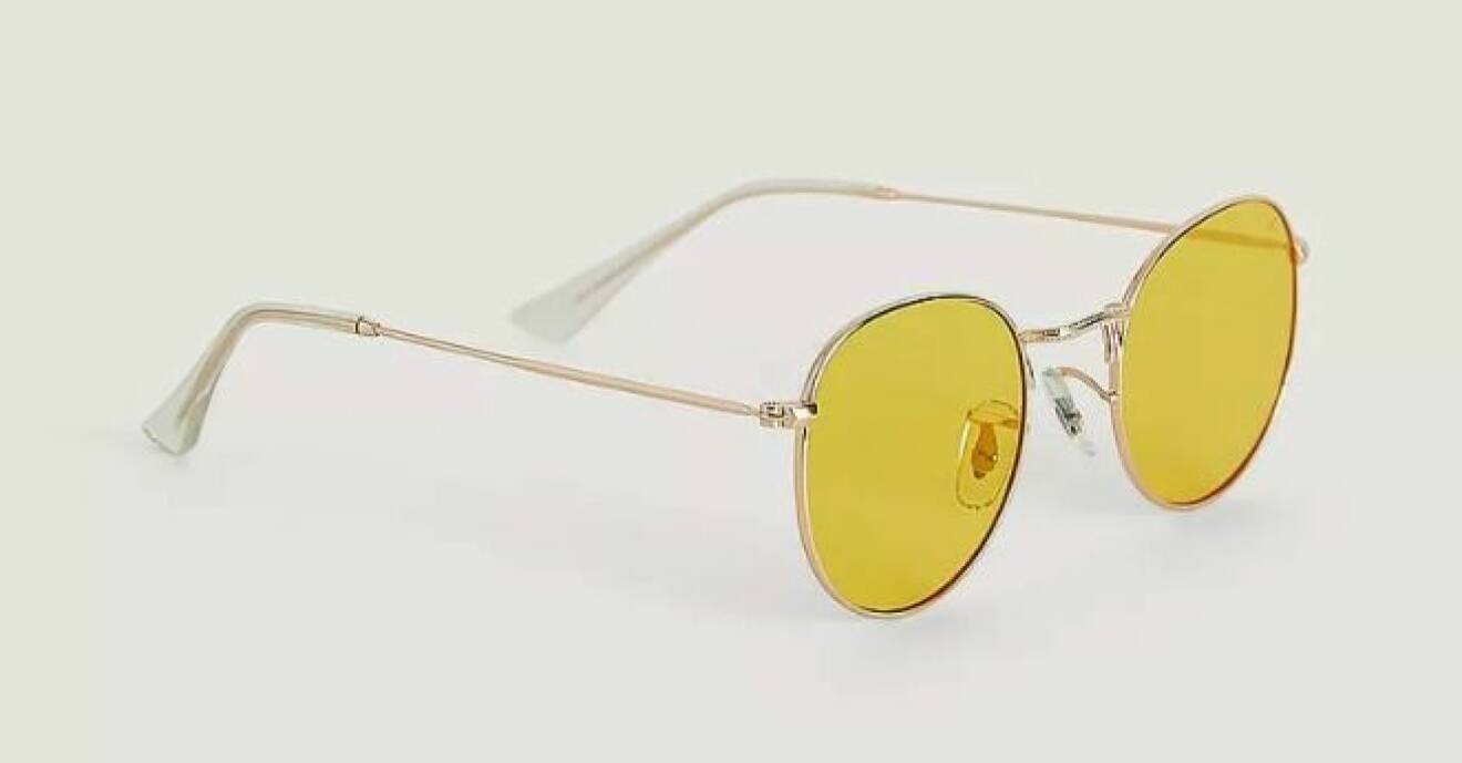 Solglasögon med gult glas.