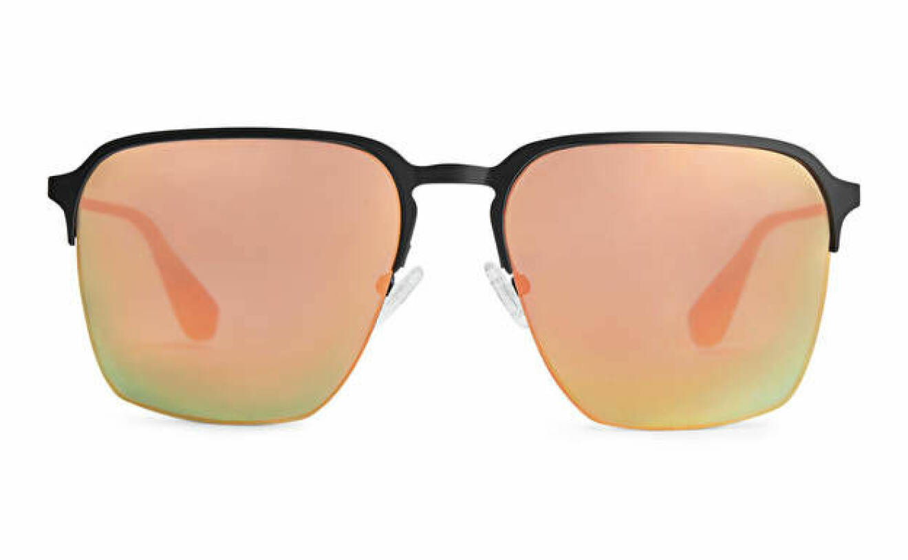 Solglasögon med spegelglas och halv svart båge