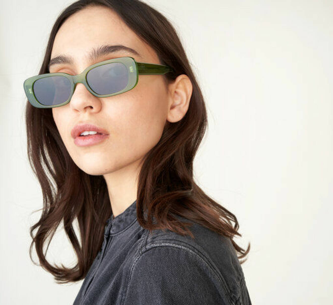 Solglasögon med gröna rektangulära plastbågar