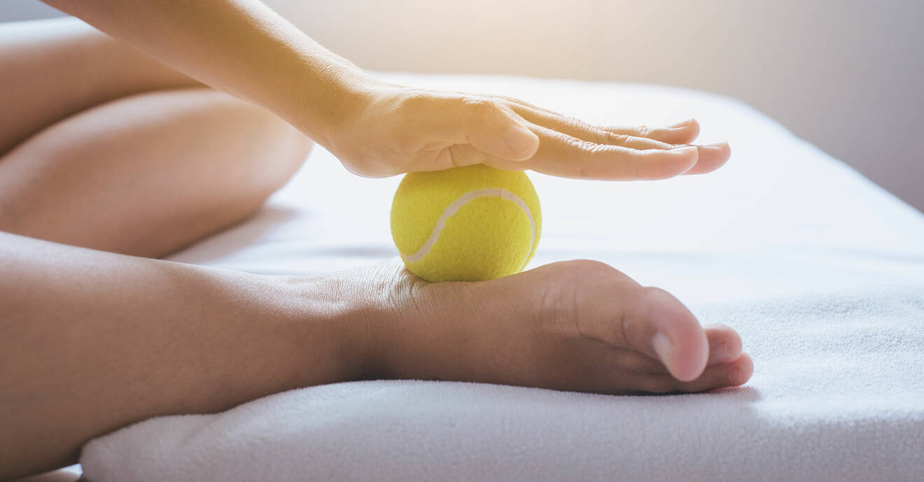 Massage med en tennisboll kan hjälpa mot hälsporre.